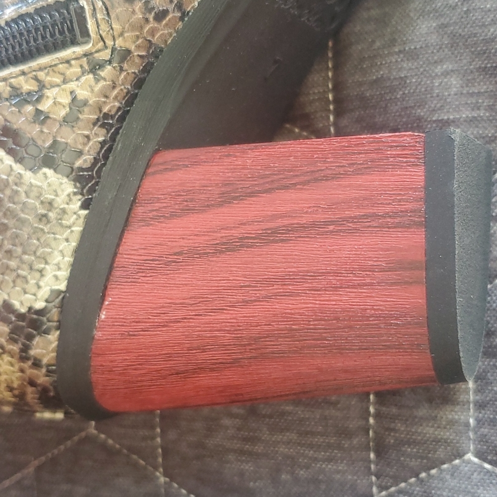 Boots - Picture 4 of 6